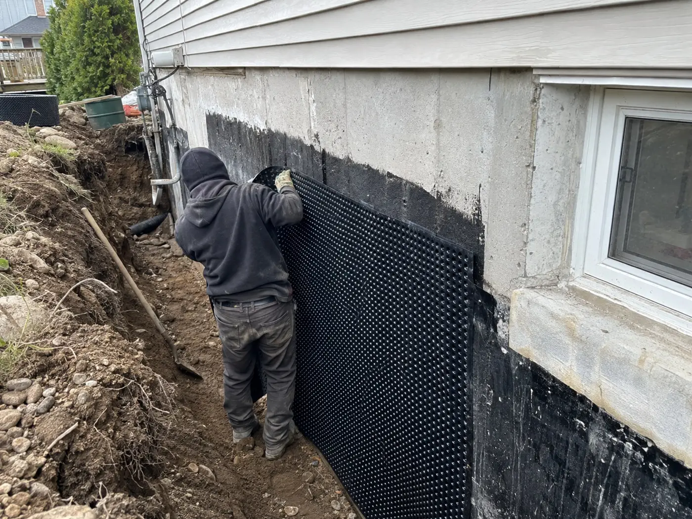 Application d’une protection sur un mur de fondation